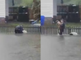 '조금만 늦었으면 아찔...' 홍수 속 울타리에 묶여 오도 가도 못하던 강아지 구조한 경찰