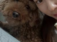 윤예주, 아이스크림 한 손에 든 채 반려견 '모카'와 찰칵!