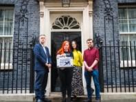 英 동물단체, 그레이하운드 경주 종식 촉구 청원서 다우닝가 10번지에 전달