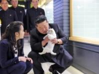 김정은, 강아지 안고 ‘쓰담’…딸 주애와 북한판 '펫샵' 시찰