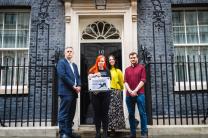 英 동물단체, 그레이하운드 경주 종식 촉구 청원서 다우닝가 10번지에 전달