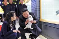 김정은, 강아지 안고 ‘쓰담’…딸 주애와 북한판 '펫샵' 시찰