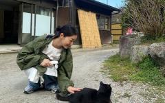 김가은, 여행 중 만난 검은 고양이와 찰칵!.."일본에서 만난 네로"