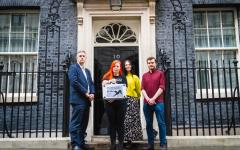 英 동물단체, 그레이하운드 경주 종식 촉구 청원서 다우닝가 10번지에 전달