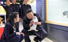 김정은, 강아지 안고 ‘쓰담’…딸 주애와 북한판