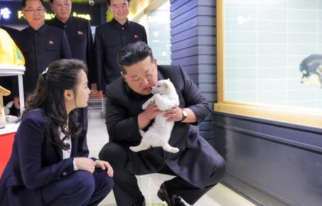 김정은, 강아지 안고 ‘쓰담’…딸 주애와 북한판 '펫샵' 시찰