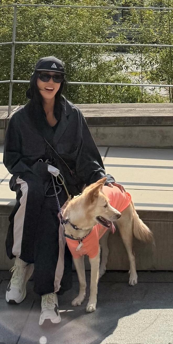 엄정화, 반려견 '슈퍼'와 함께 즐긴 여유..."오늘의 산책"