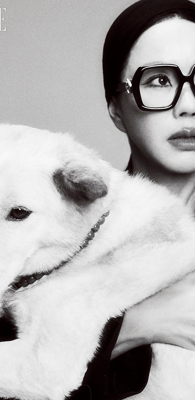 엄정화, 반려견 '슈퍼'와 함께 찍은 화보 공개..."#withsuper"