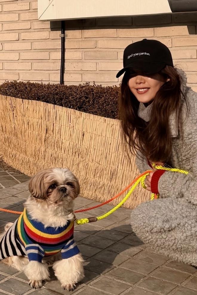 채정안, 반려견 '밥이♥롬이'와 함께 즐긴 산책..."씐나게 뛰어보잣!"