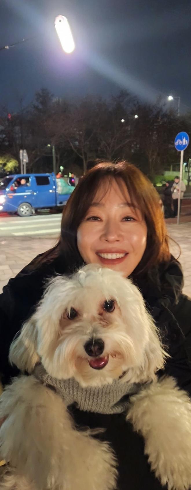 엄지원, 반려견 '비키'와 함께하는 겨울 일상 공개..."마음은 스키장"