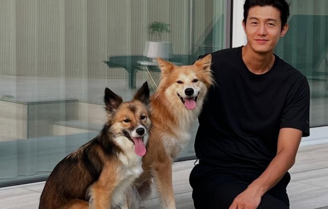 이기우, 반려견 '테디♥차차'와 훈훈한 가족사진 공개..."간만에 삼총사"