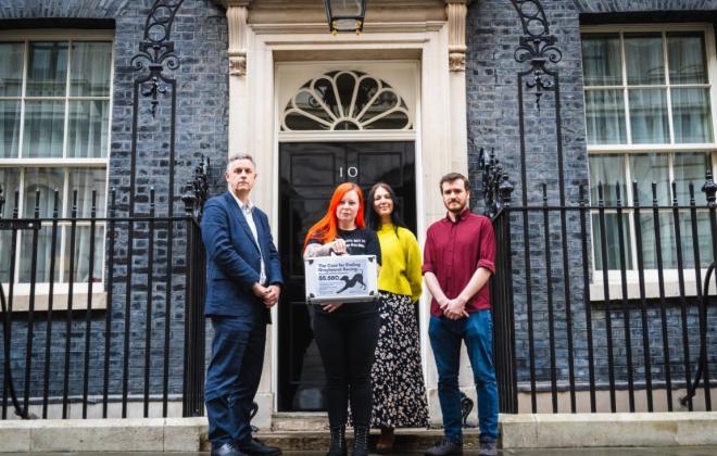 英 동물단체, 그레이하운드 경주 종식 촉구 청원서 다우닝가 10번지에 전달