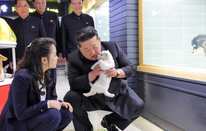 김정은, 강아지 안고 ‘쓰담’…딸 주애와 북한판 '펫샵' 시찰