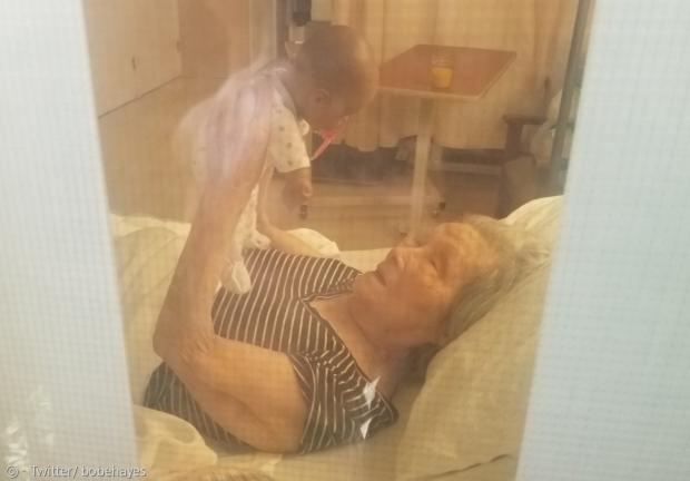 밥 헤이스의 96세 어머니가 코로나19에 감염돼, 요양원에서 격리됐다. 기침과 미열 증세가 있어서, 가족 면회도 창문 밖에서 이루어졌다.