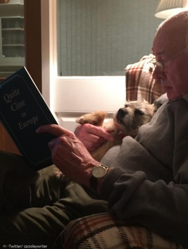 영국 작가 클레어 풀리의 아버지 피터가 반려견 오토에게 책을 읽어주고 있다.