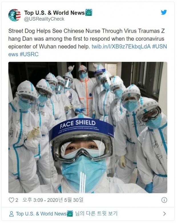 보호복 차림의 장단 간호사(가운데)가 우한 시에 자원봉사를 하러 온 의료진과 기념사진을 남겼다.