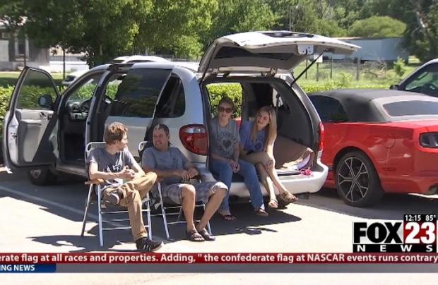 네 가족이 루나를 입양하기 위해서 27시간 동안 브로큰 애로 동물보호소 주차장에서 캠핑을 하며 기다렸다. [출처: 미국 폭스23 방송 갈무리]