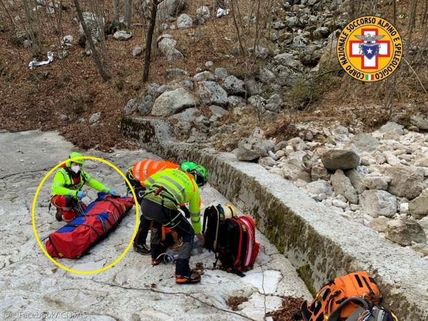 산악구조대가 애시의 보호자를 헬기에 태우기 위해서 구조용 배낭(노란 원)으로 그의 몸을 감쌌다.