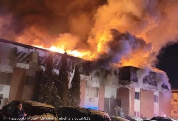 불길에 휩싸인 리버 노스빌리지 아파트단지. [출처: Facebook/ Mount-Clemens-Firefighters-Local-838]