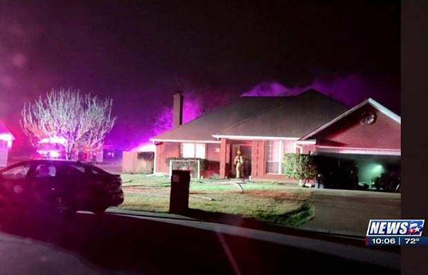 바이스 가족의 집이 화재로 큰 피해를 입었다. [출처: 미국 KBTX3 지역방송 갈무리]