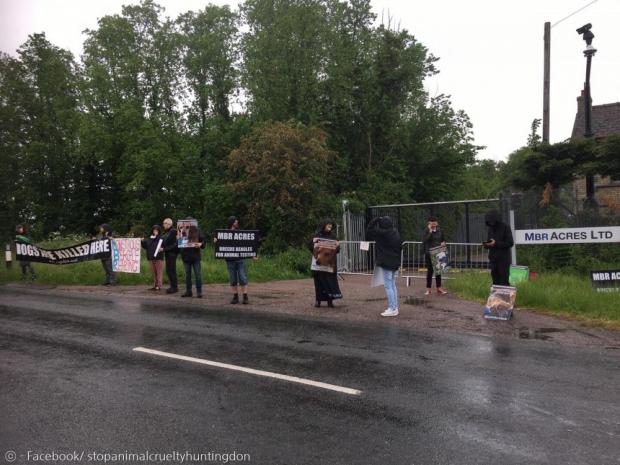 MBR 에이커스 정문 앞에서 동물실험에 반대한 동물단체 시위자들.