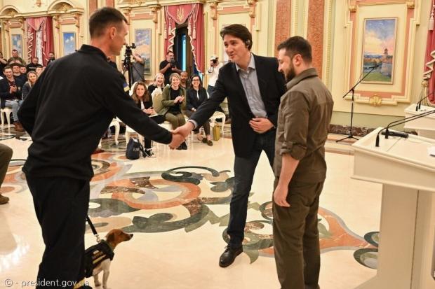 쥐스탱 트뤼도 캐나다 총리(오른쪽)가 지뢰탐지견 파트론의 주인과 악수를 나눴다. [출처: 우크라이나 대통령 공식 홈페이지]