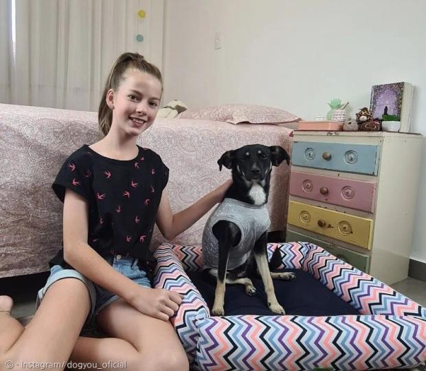 소녀가 구조한 강아지 프레티냐는 이제 소녀의 반려견이다. [출처: 도그유 인스타그램]