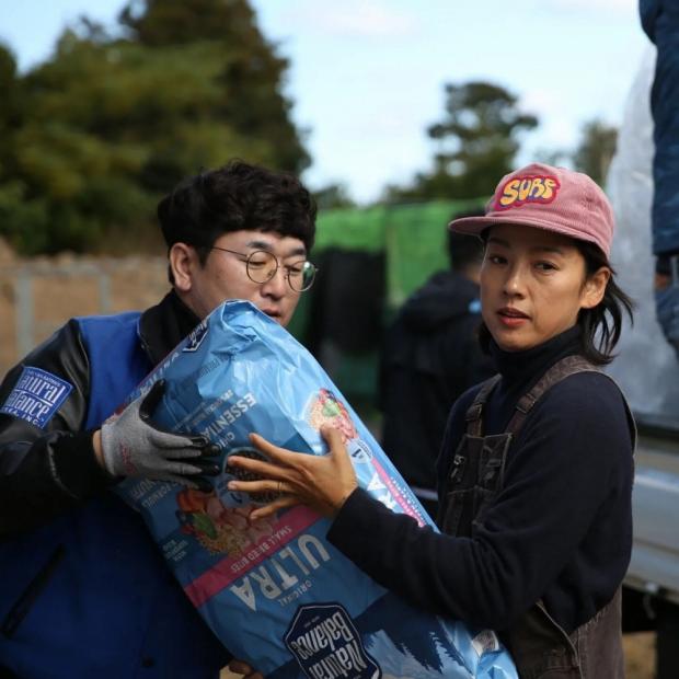 이효리와 윤성창 내추럴발란스코리아 부사장 겸 블루엔젤봉사단장이 사료를 함께 나르고 있다. 