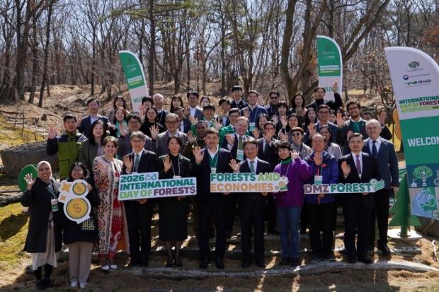 사진=산림청 제공, 19일 파주 MMZ 숲에서 열린 세계 산림의 날 기념행사에서 참석한 각국 외교 관계자들이 기념촬영을 하고 있다.