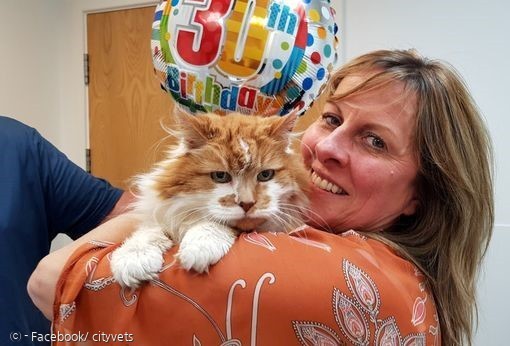 집사 미셸 헤리티지가 지난해 5월 러블의 30세 생일을 축하했다. 사람 나이로 150세 정도라고 한다. 