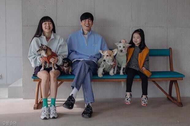 지난해 촬영한 김무열, 윤승아 부부의 가족 사진. 