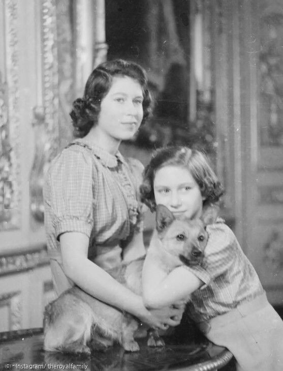 1941년 당시 공주 신분인 엘리자베스 2세 여왕(왼쪽)과 동생 마거릿 공주가 웰시 코기 반려견을 안고 기념사진을 촬영했다. [출처: 영국 왕실 인스타그램]